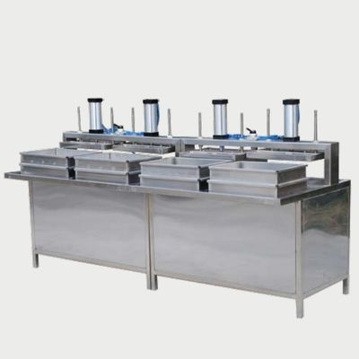 Machine de formage pneumatique à quatre stations avec une conception de petite taille